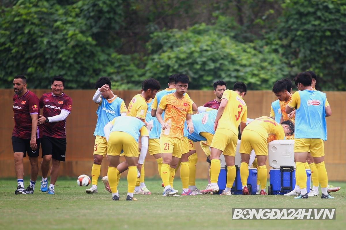 HLV Troussier nhận quà trước ngày U23 Việt Nam lên đường 7 HLV Troussier nhận quà trước ngày U23 Việt Nam lên đường 7