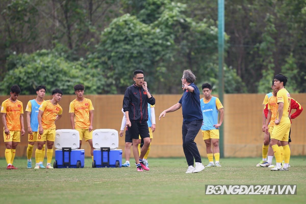 HLV Troussier nhận quà trước ngày U23 Việt Nam lên đường 8 HLV Troussier nhận quà trước ngày U23 Việt Nam lên đường 8