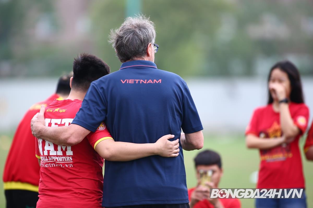 HLV Troussier nhận quà trước ngày U23 Việt Nam lên đường 1 HLV Troussier nhận quà trước ngày U23 Việt Nam lên đường 1