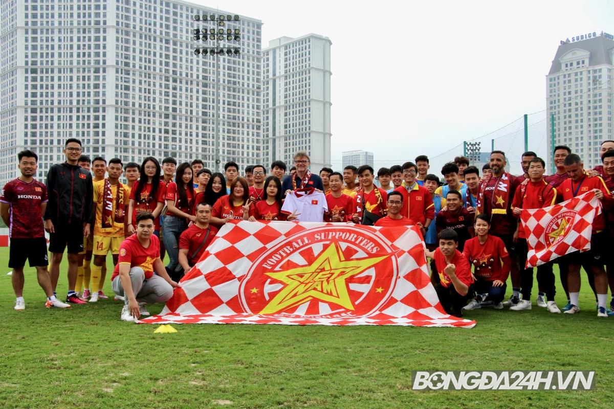 HLV Troussier nhận quà trước ngày U23 Việt Nam lên đường 3 HLV Troussier nhận quà trước ngày U23 Việt Nam lên đường 3