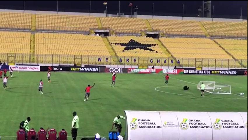 Khung thành đổ xuống khiến thủ môn quằn quại trong đau đớn Khung thanh do xuong khien thu mon quan quai trong dau don