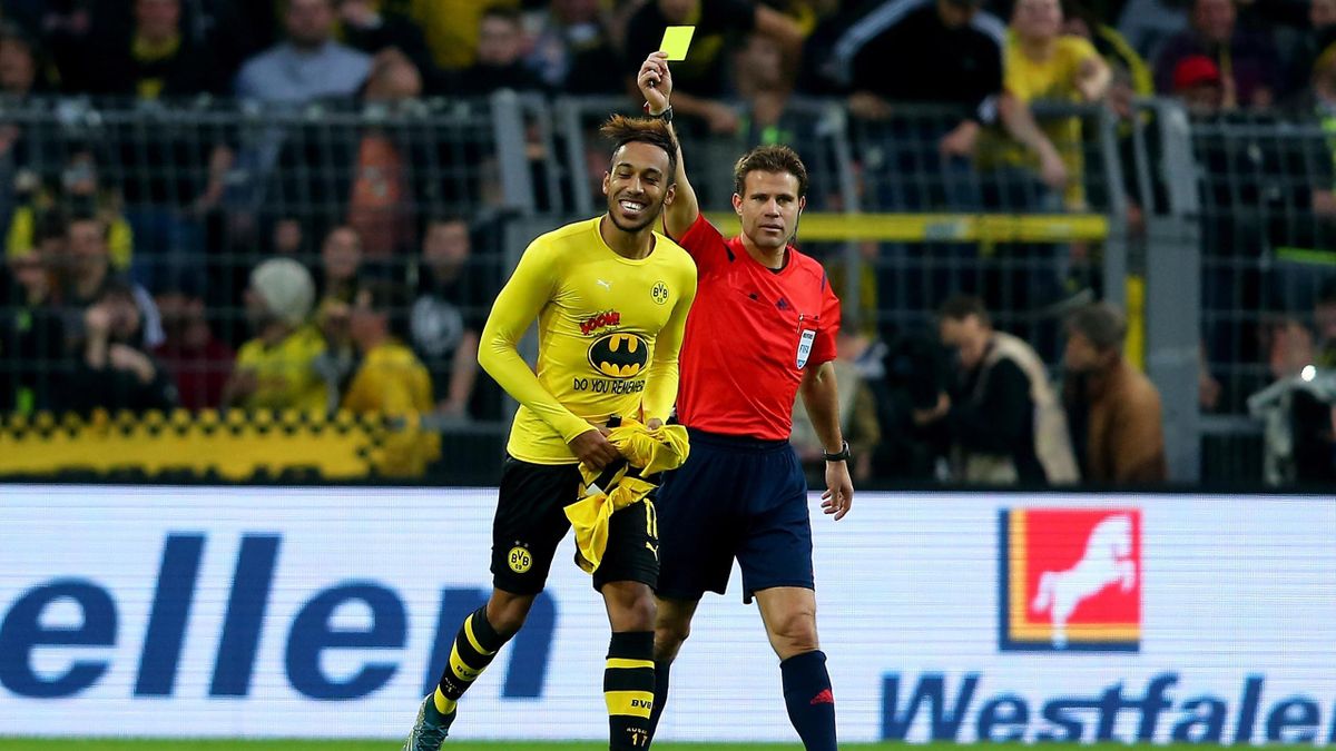 Vì sao cầu thủ bóng đá bị cấm cởi áo khi ăn mừng bàn thắng 1