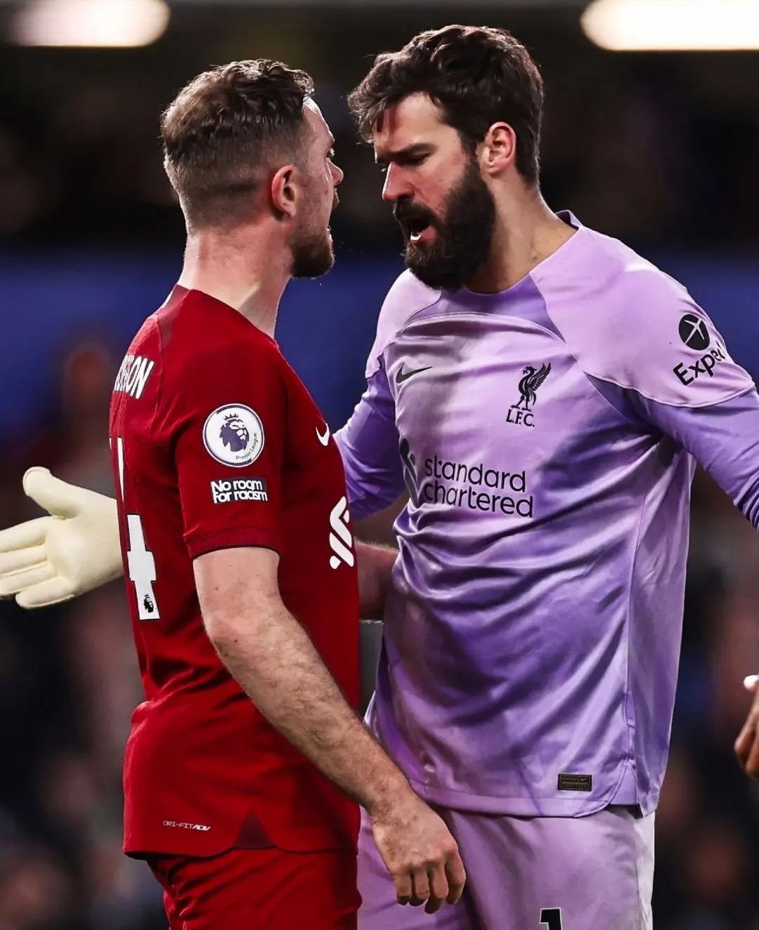 Alisson và Henderson suýt tẩn nhau trong trận gặp Chelsea 1