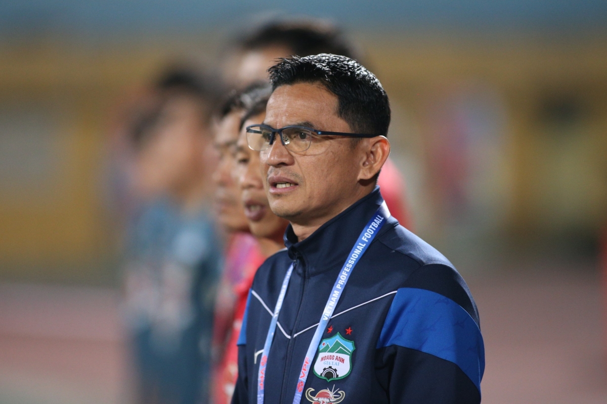 HLV Kiatisuk động viên ngoại binh HAGL sau trận thắng nhọc Khánh Hòa 1