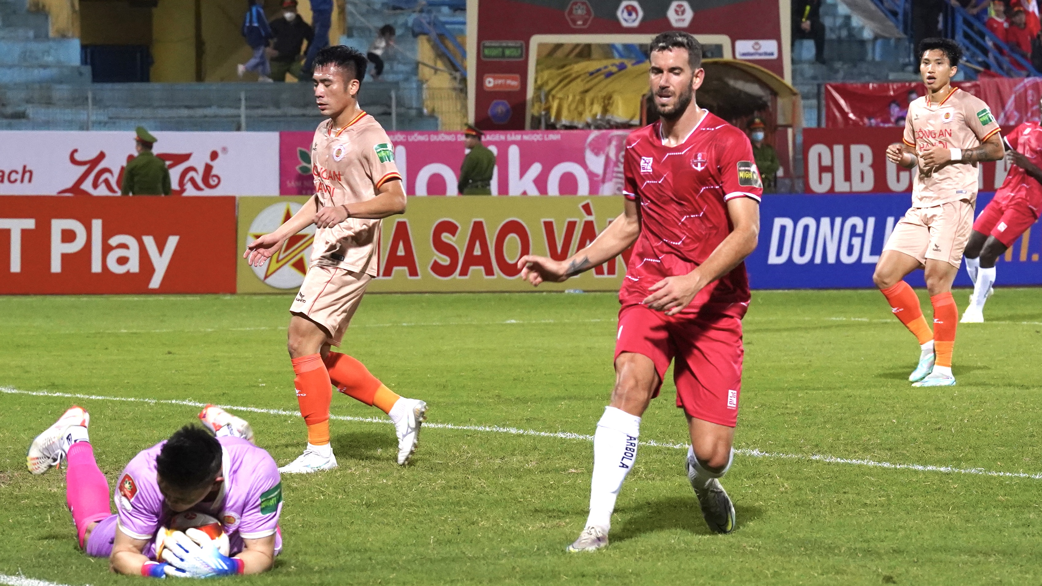 Thủ môn bắt “cực cháy”, Hải Phòng thoát thua trên sân Hàng Đẫy 4