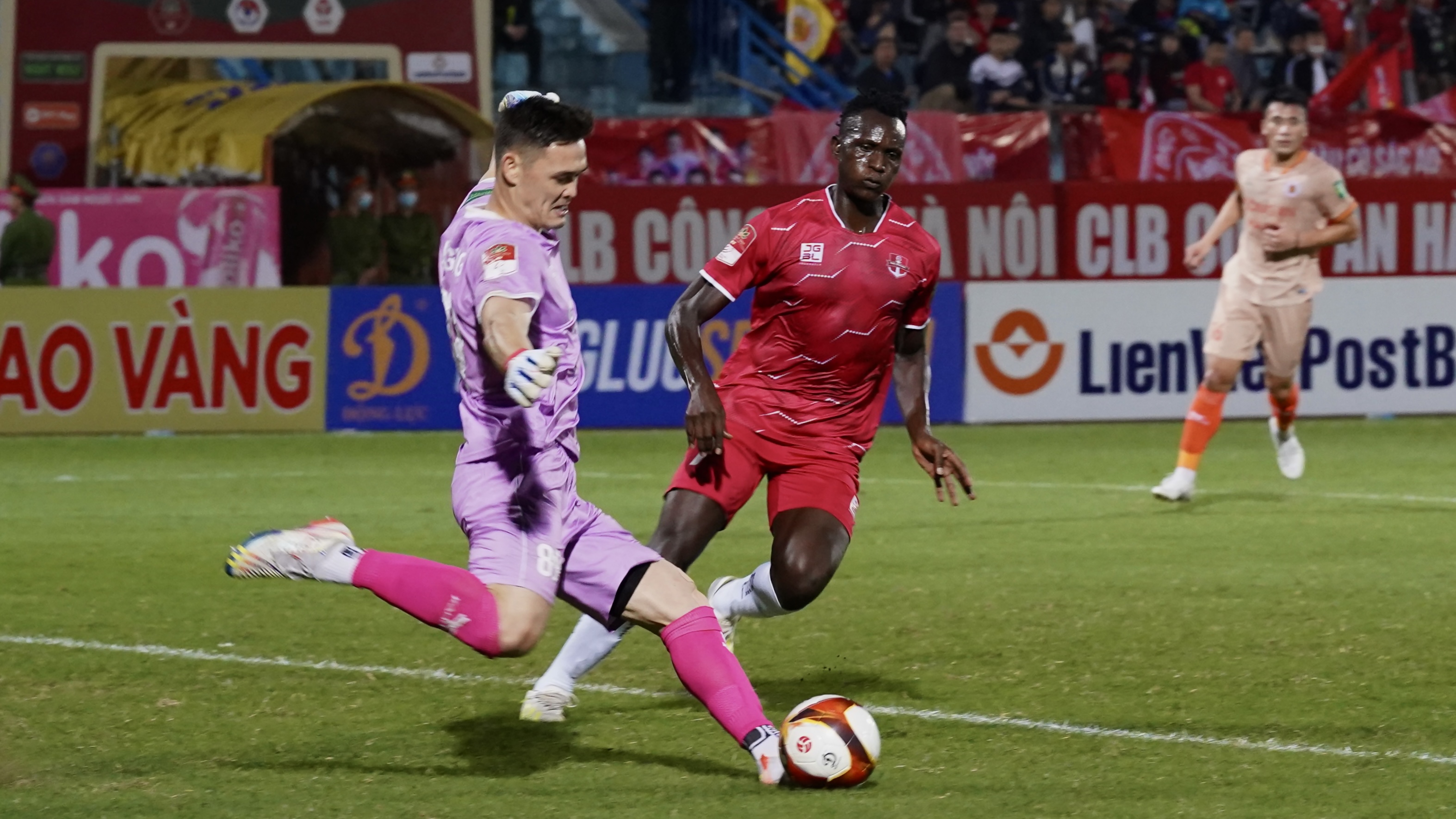 Thủ môn bắt “cực cháy”, Hải Phòng thoát thua trên sân Hàng Đẫy 3