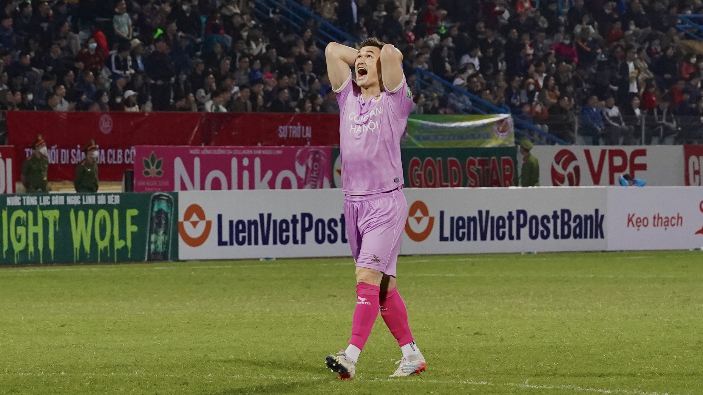 Thủ môn bắt “cực cháy”, Hải Phòng thoát thua trên sân Hàng Đẫy 7