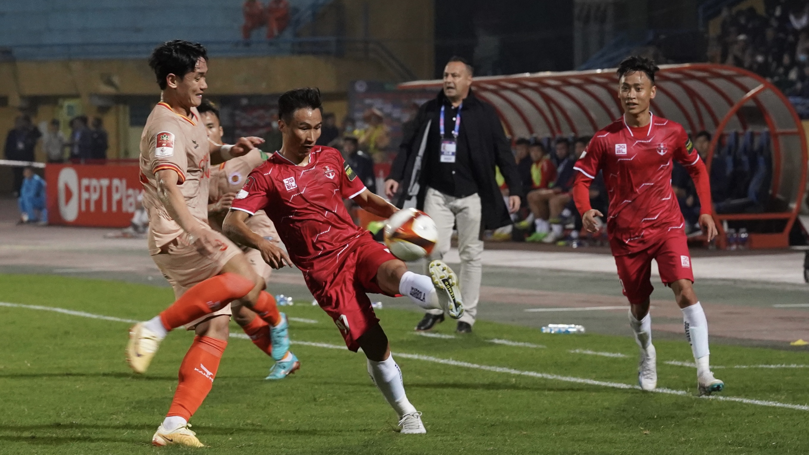 Thủ môn bắt “cực cháy”, Hải Phòng thoát thua trên sân Hàng Đẫy 5