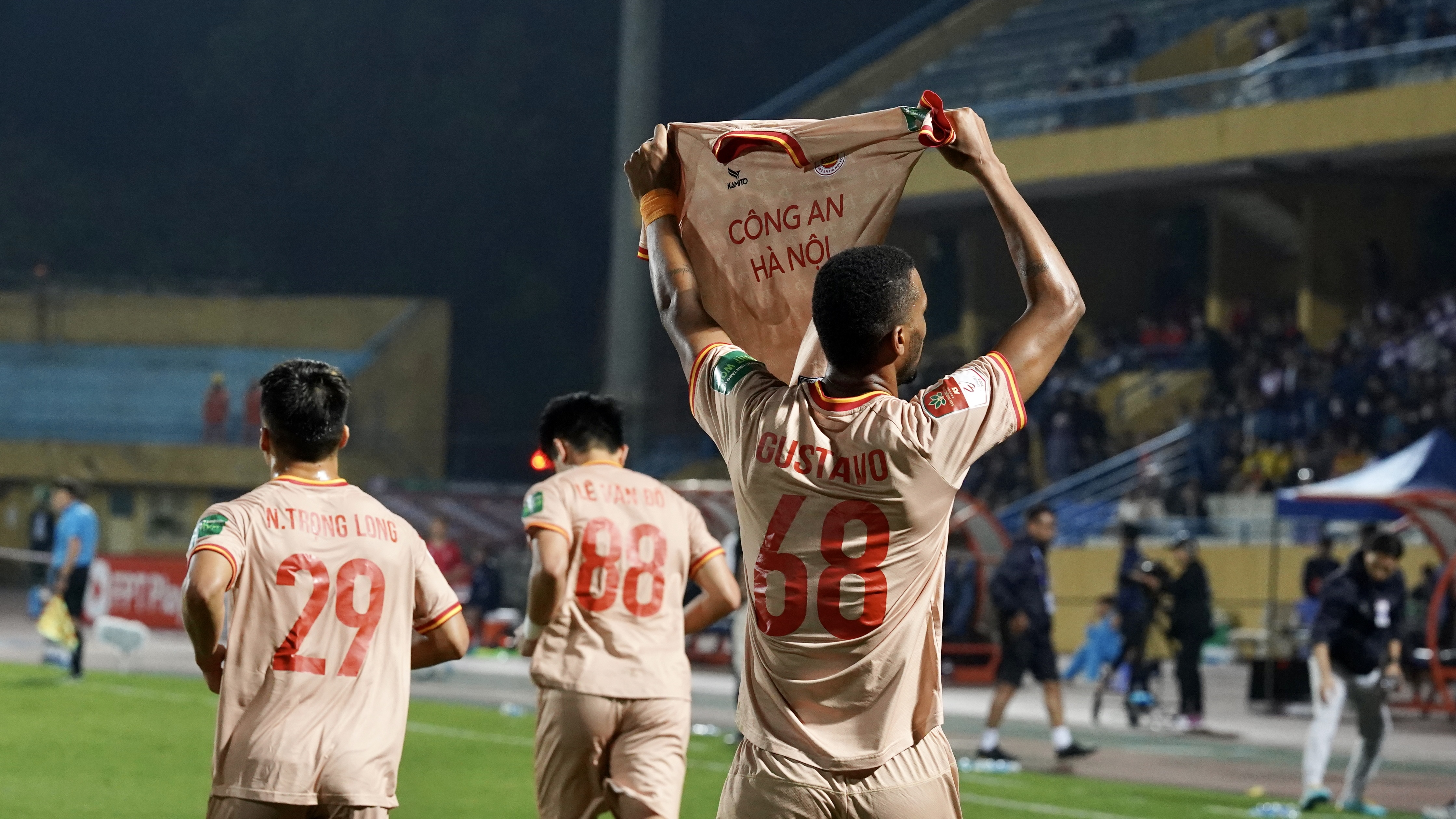 Thủ môn bắt “cực cháy”, Hải Phòng thoát thua trên sân Hàng Đẫy 8