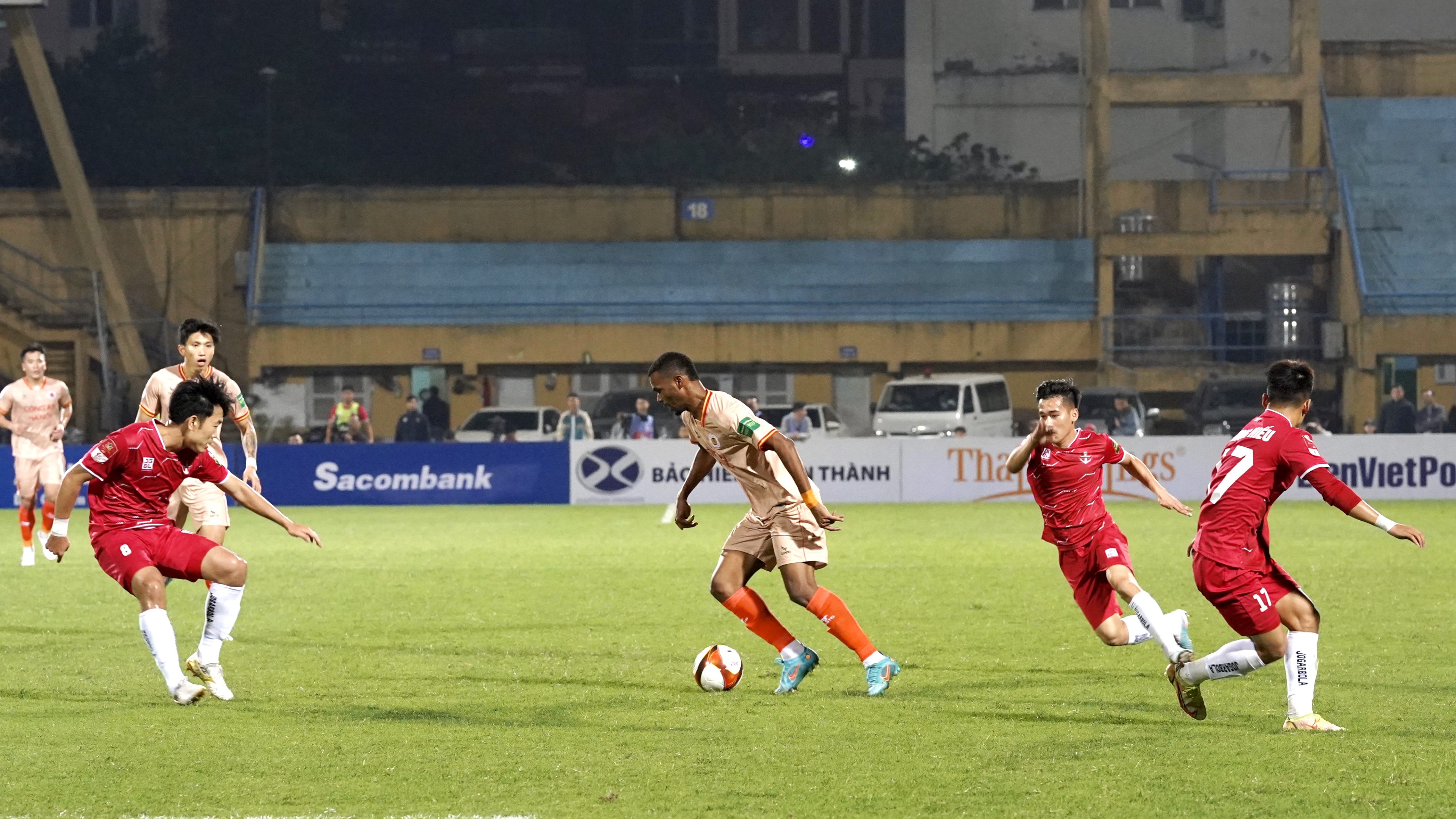 Thủ môn bắt “cực cháy”, Hải Phòng thoát thua trên sân Hàng Đẫy 6