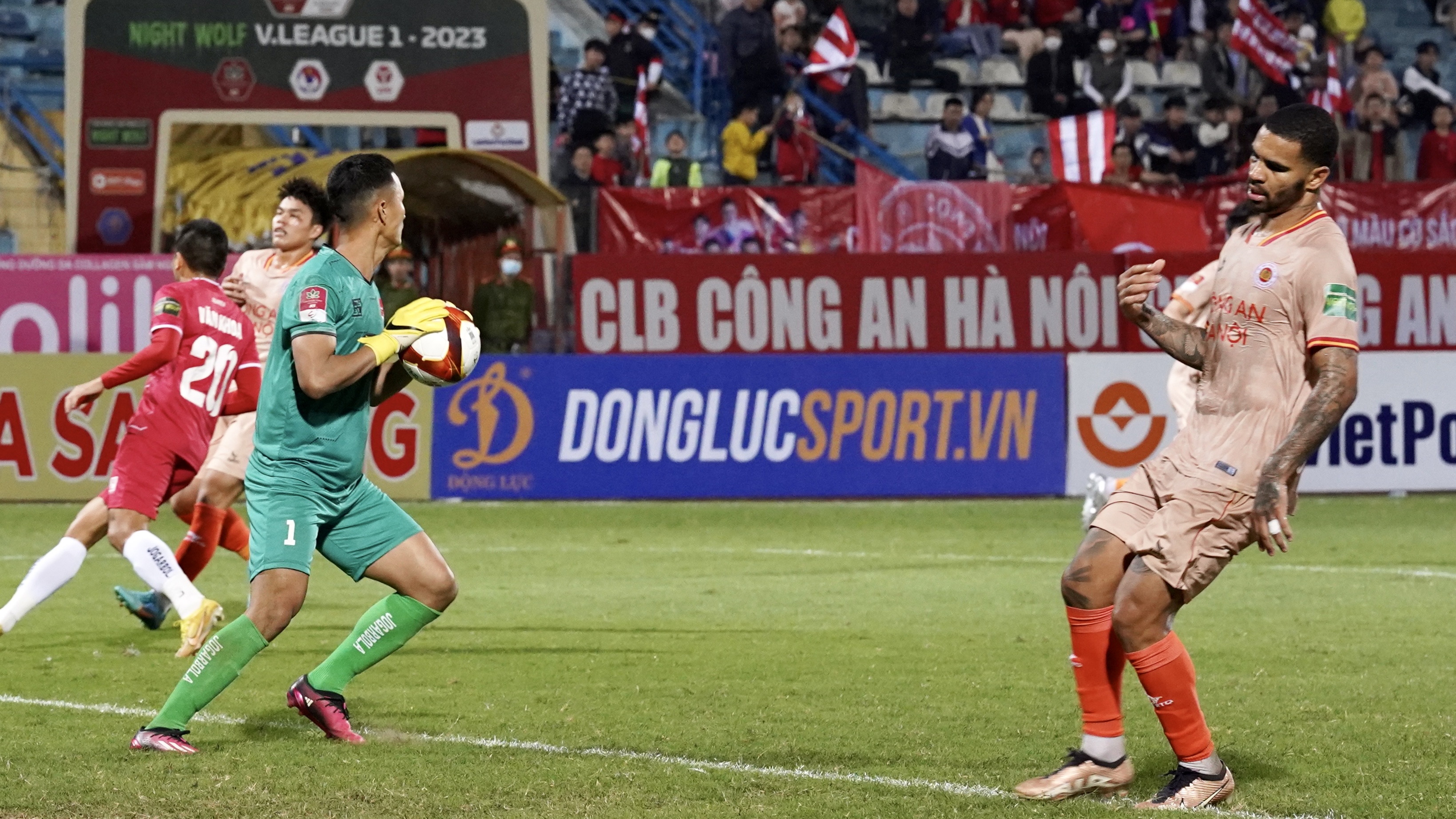 Thu mon Nguyen dinh Trieu Cong an Ha Noi vs Hai Phong 8/4