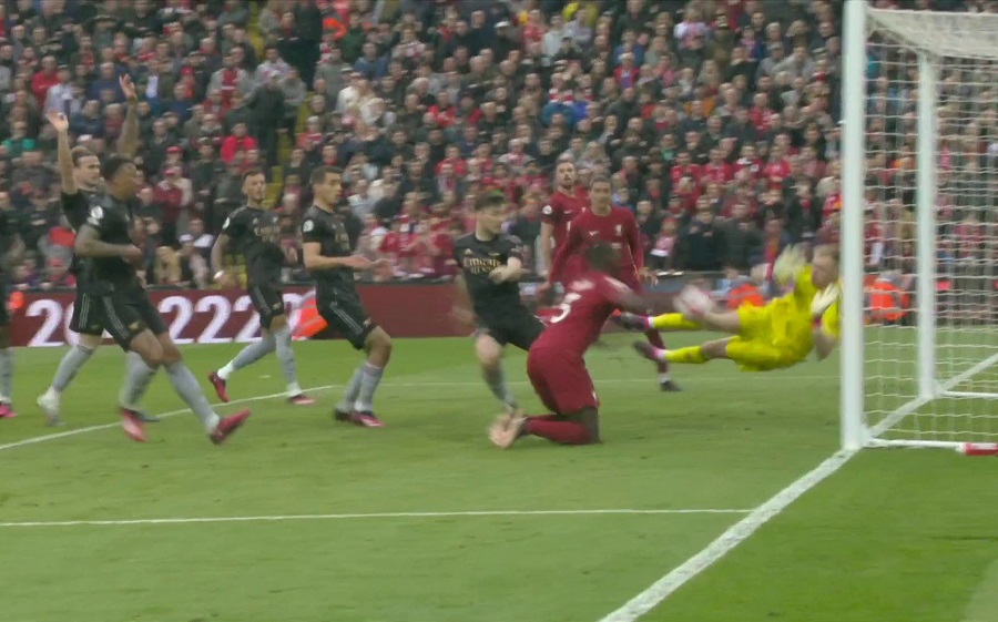 Cận cảnh 2 tình huống cứu thua khó tin của Aaron Ramsdale 1