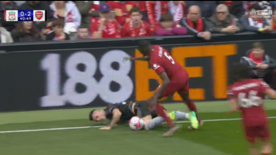 Granit Xhaka thoát thẻ đỏ trước Liverpool 1