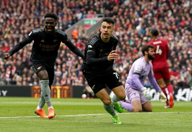 Arsenal vua de Liverpool cam hoa 2-2