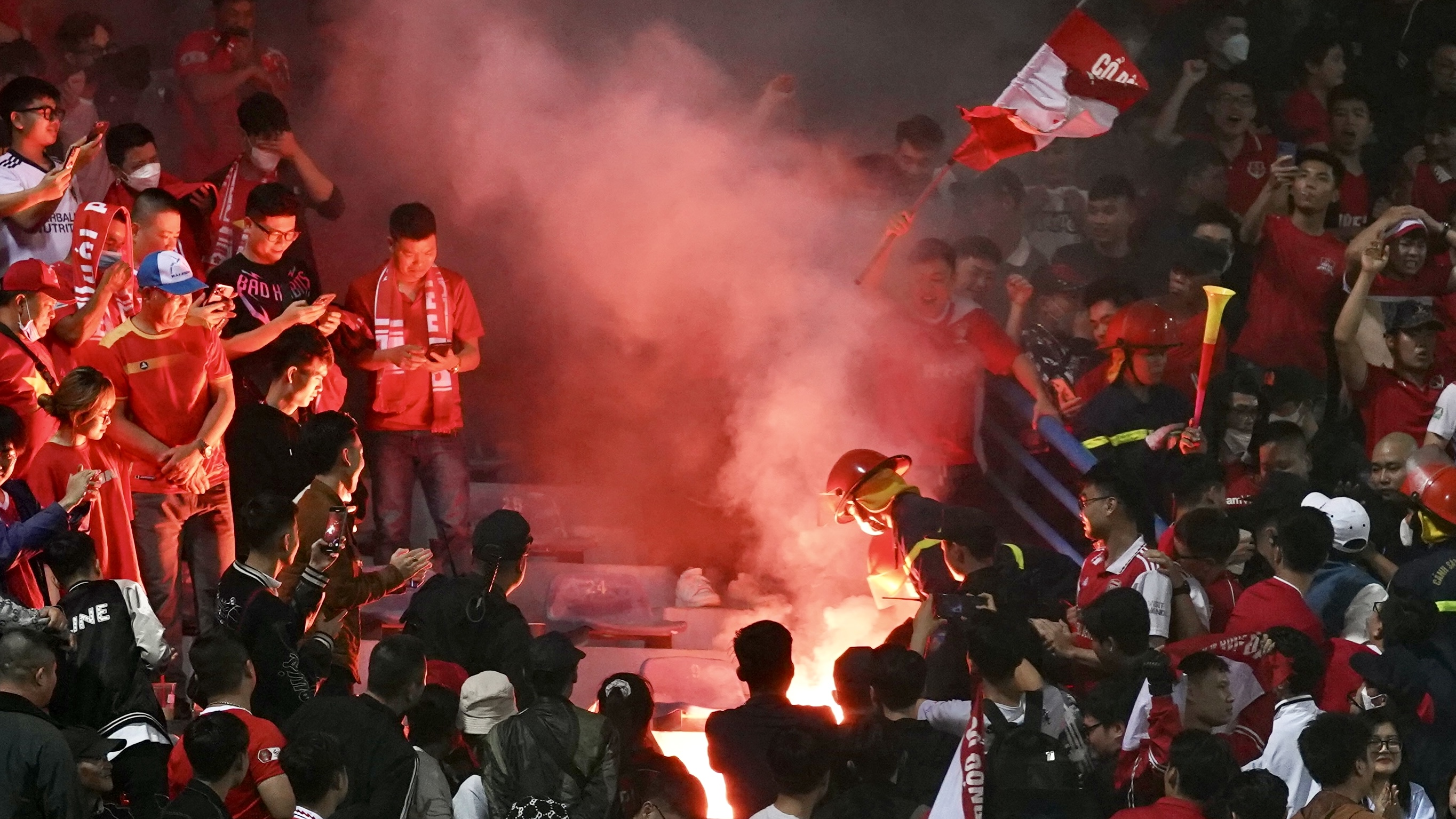 CĐV Hải Phòng làm nền cho chiến thắng của CLB Hà Nội 2 CĐV Hải Phòng làm nền cho chiến thắng của CLB Hà Nội 2