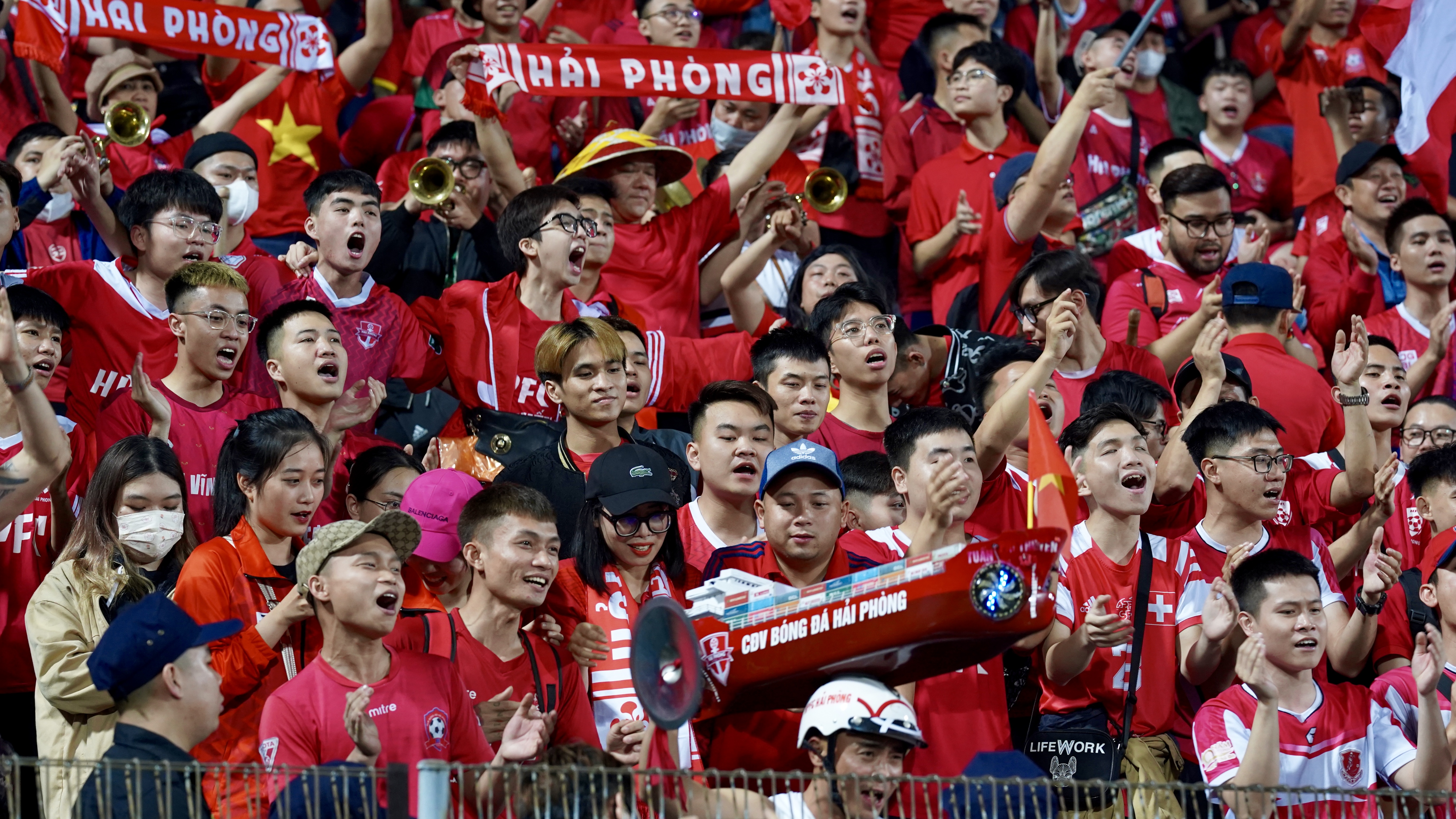 CĐV Hải Phòng làm nền cho chiến thắng của CLB Hà Nội 1