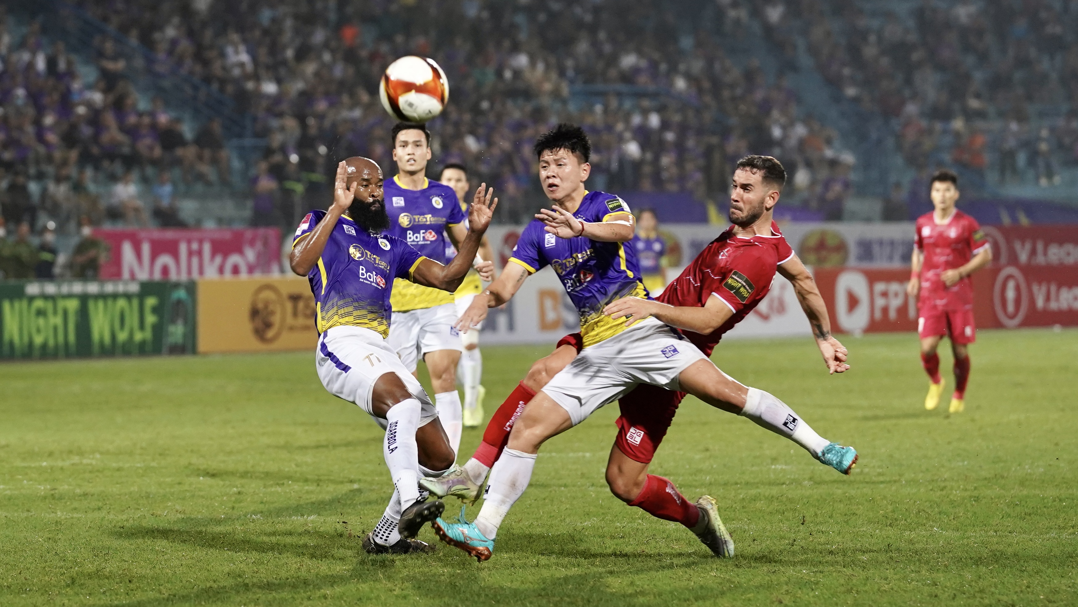 CĐV Hải Phòng làm nền cho chiến thắng của CLB Hà Nội 4 CĐV Hải Phòng làm nền cho chiến thắng của CLB Hà Nội 4