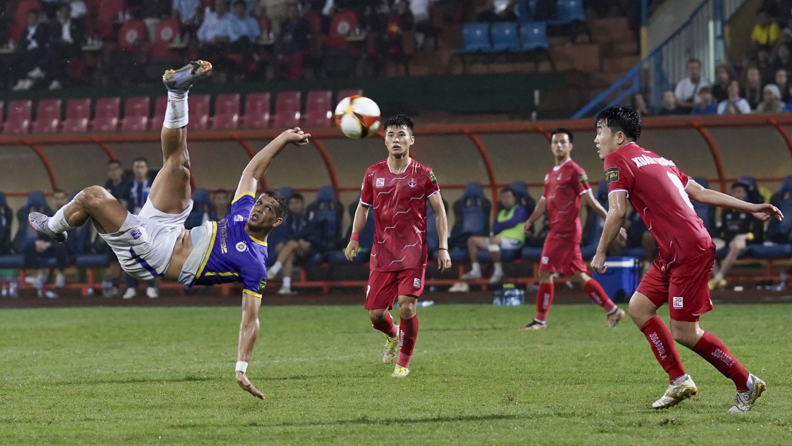 CĐV Hải Phòng làm nền cho chiến thắng của CLB Hà Nội 6