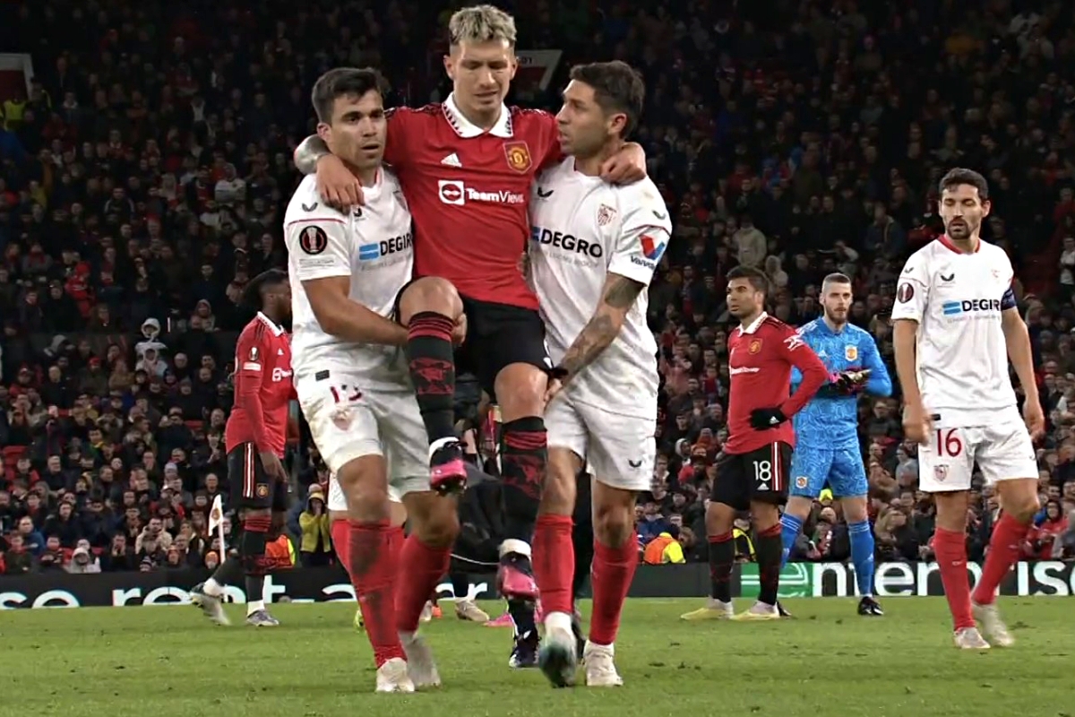 Lisandro Martinez được các cầu thủ Sevilla dìu khỏi sân Lisandro Martinez duoc cac cau thu Sevilla diu khoi san