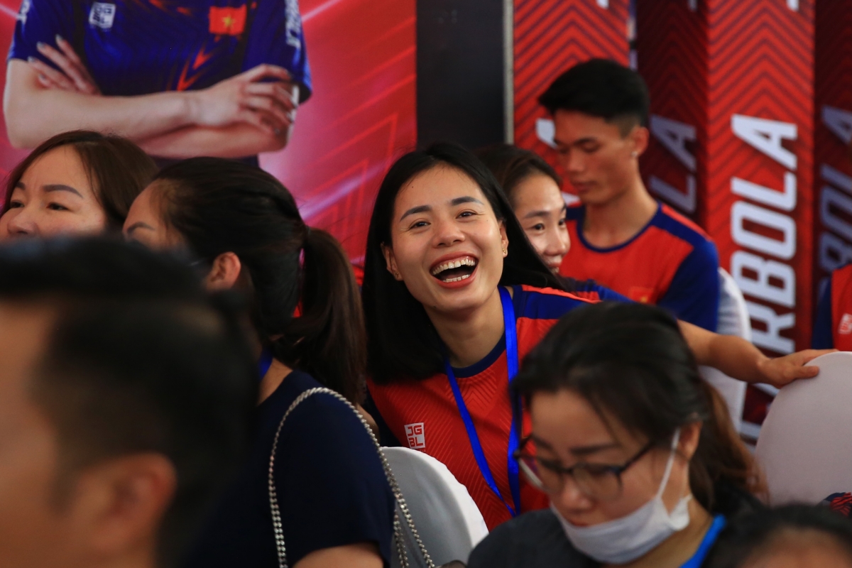 Nguyen Thi Huyen ra mat trang phuc doan TTVN 2023 15/4