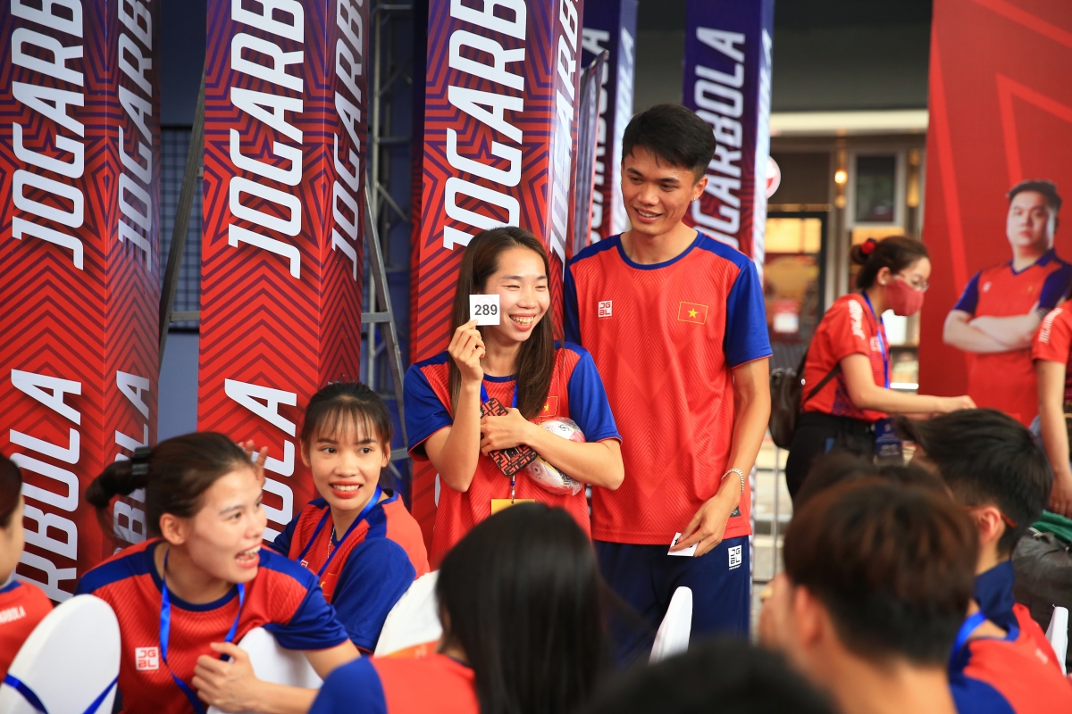 Nguyen Thi Hang ra mat trang phuc doan TTVN 2023 15/4