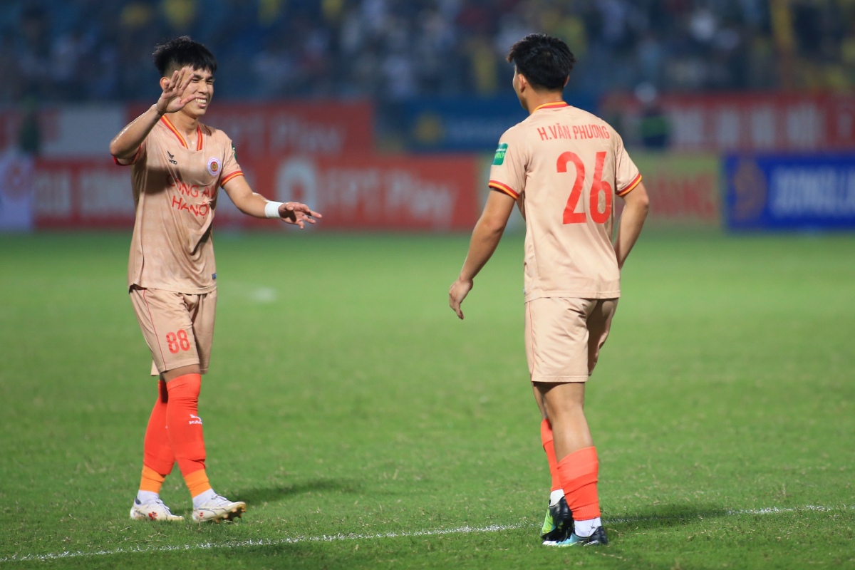 Le Van do Ha Van Phuong CAHN vs Nam dinh 17/4