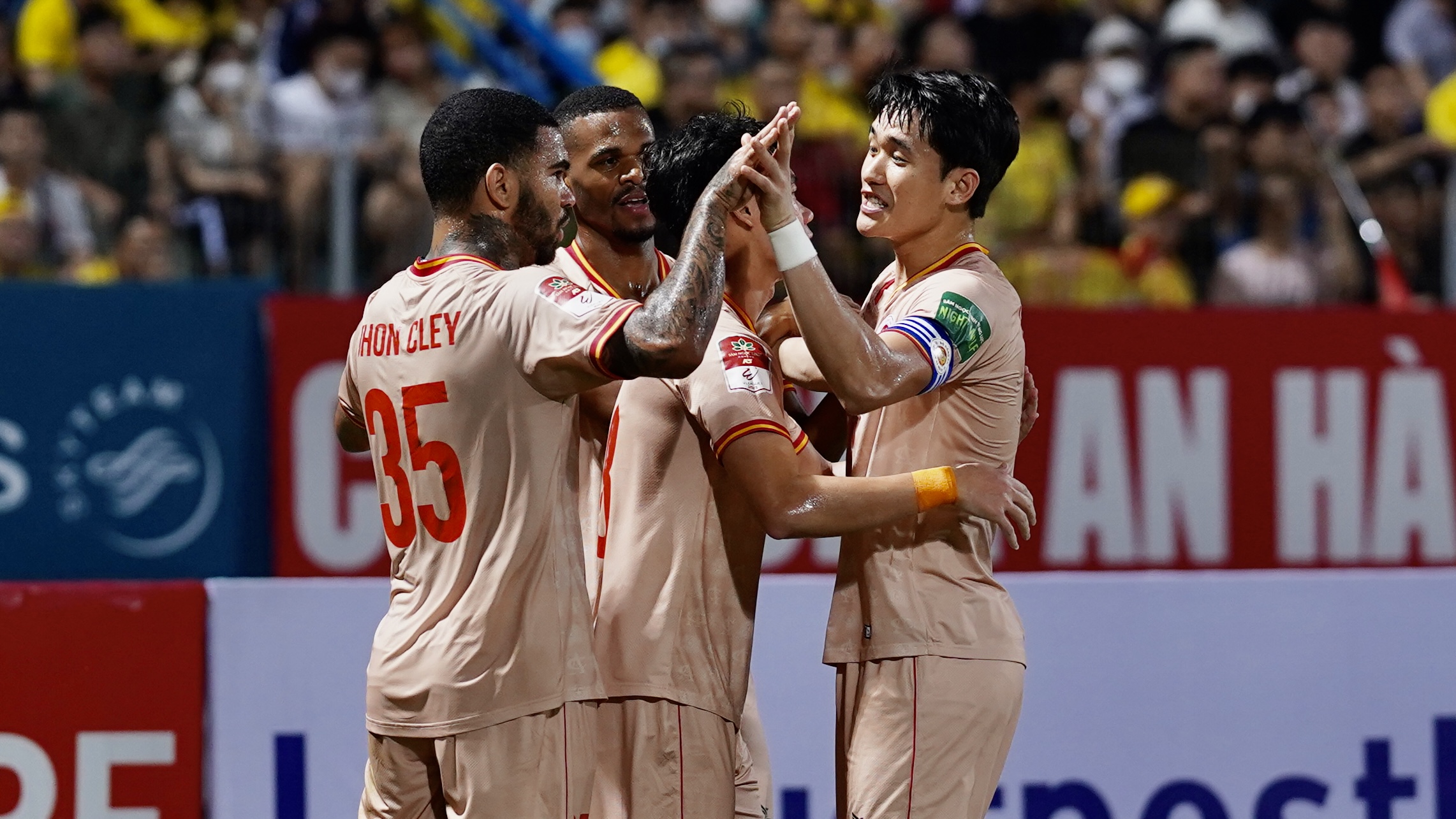 Lê Văn Đô rực sáng trước ngày hội quân cùng U22 Việt Nam 8