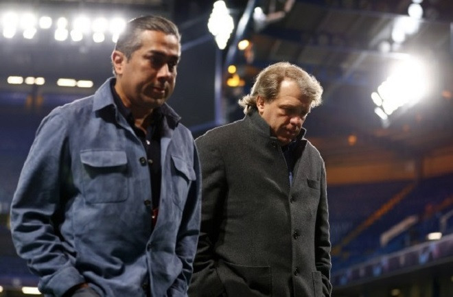 Todd Boehly lai vao phong thay do sau that bai truoc Real Madrid