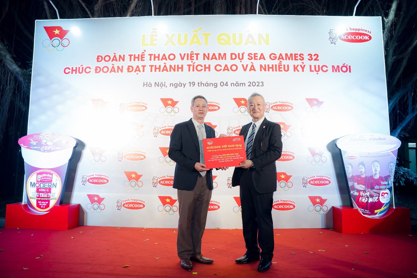 Acecook Việt Nam trao tặng quà cổ vũ tinh thần cho các VĐV dự SEA Games 32 Acecook Việt Nam trao tặng quà cổ vũ tinh thần cho các VdV dự SEA Games 32