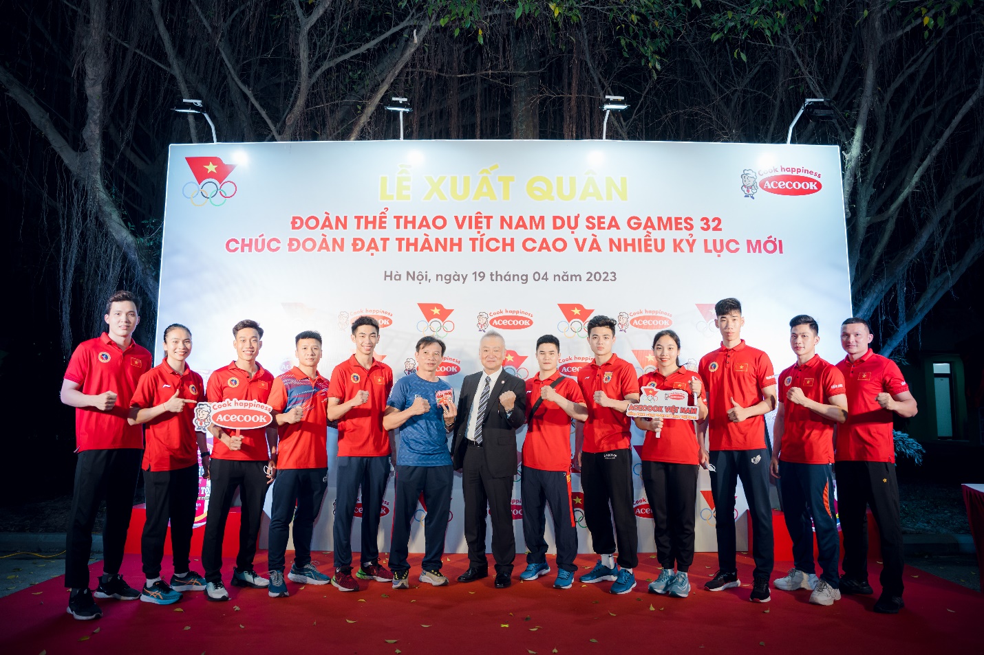Ông Kaneda Hiroki - Tổng Giám đốc Acecook Việt Nam cổ vũ tinh thần VĐV Việt Nam Ông Kaneda Hiroki - Tổng Giám dốc Acecook Việt Nam cổ vũ tinh thần VdV Việt Nam