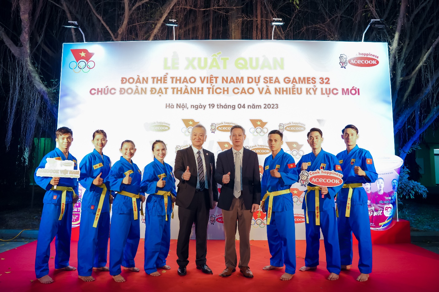 Ông Kaneda Hiroki Tổng Giám đốc Acecook Việt Nam cổ vũ tinh thần VĐV Việt Nam Ông Kaneda Hiroki Tổng Giám dốc Acecook Việt Nam cổ vũ tinh thần VdV Việt Nam