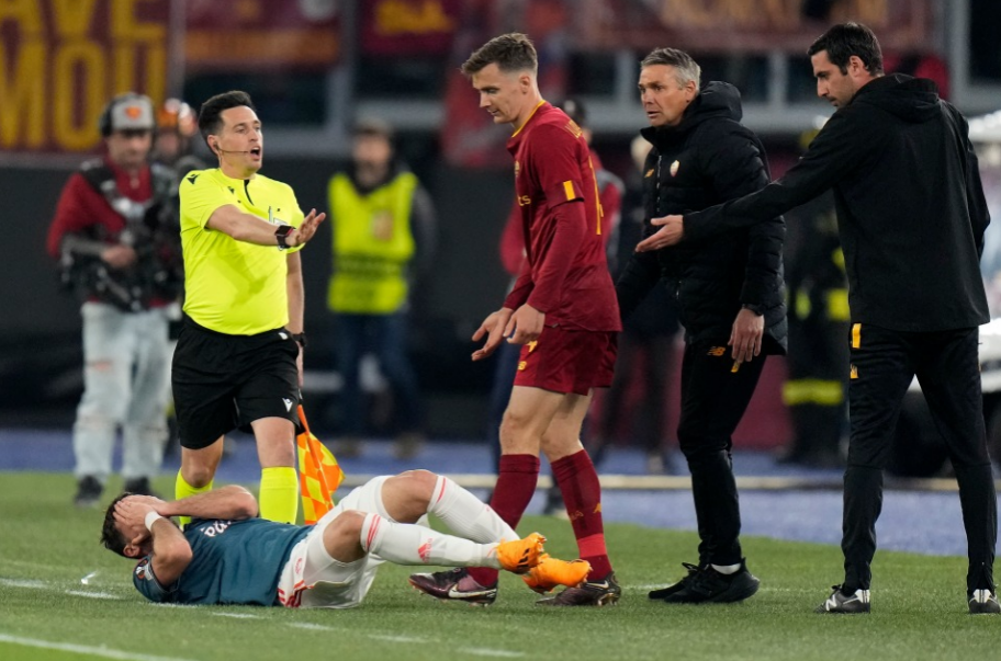 Trợ lý của Mourinho bị đuổi vì tát vào mặt cầu thủ Feyenoord 2