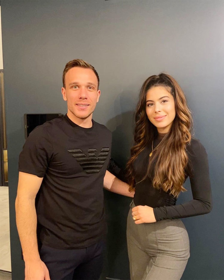 Bất ngờ với nhan sắc cô giáo của Arthur Melo, Julian Alvarez hay Richarlison 2