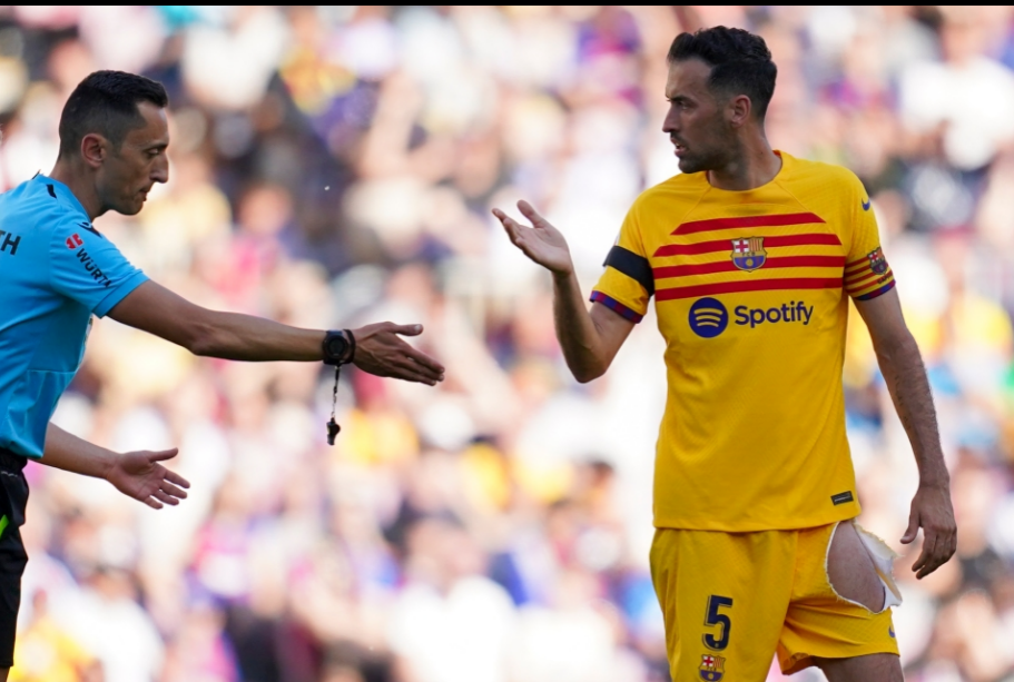 Sergio Busquets bi cau thu Atletico keo den rach quan