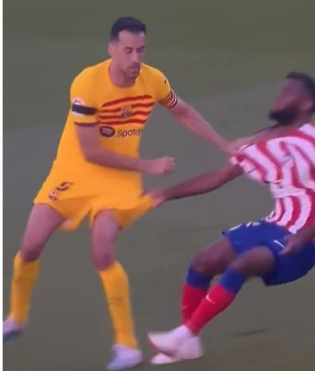 Sergio Busquets bị cầu thủ Atletico kéo đến rách quần 2