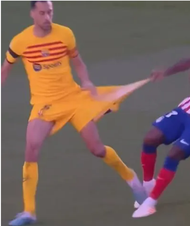 Sergio Busquets bị cầu thủ Atletico kéo đến rách quần 1