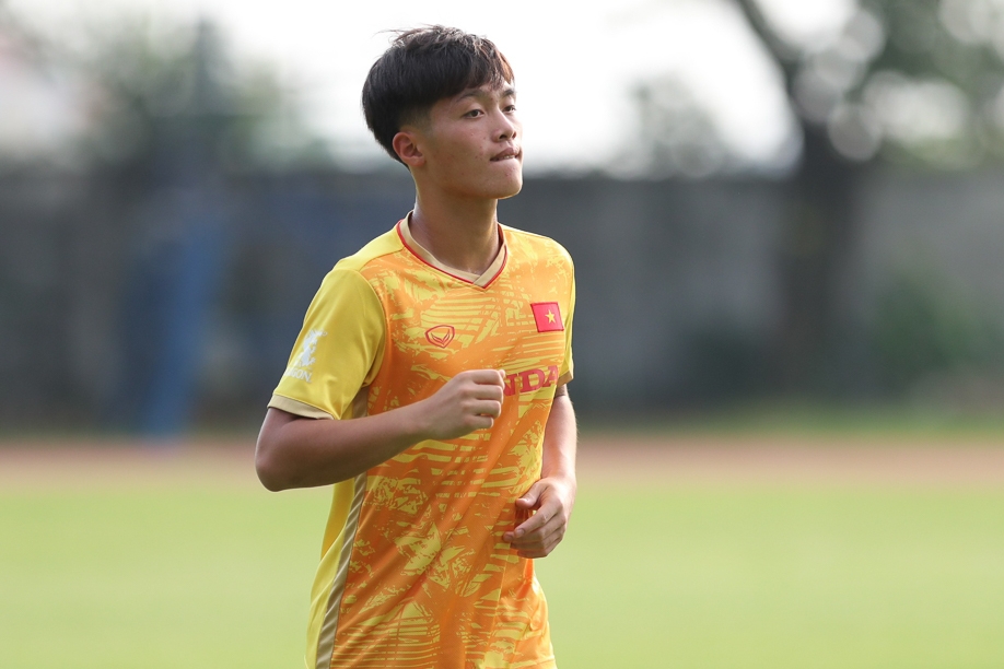 U22 Việt Nam tập buổi đầu tại Campuchia dưới cái nắng gần 40 độ 2