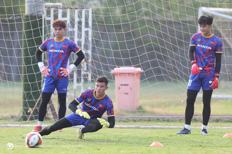U22 Việt Nam tập buổi đầu tại Campuchia dưới cái nắng gần 40 độ 3
