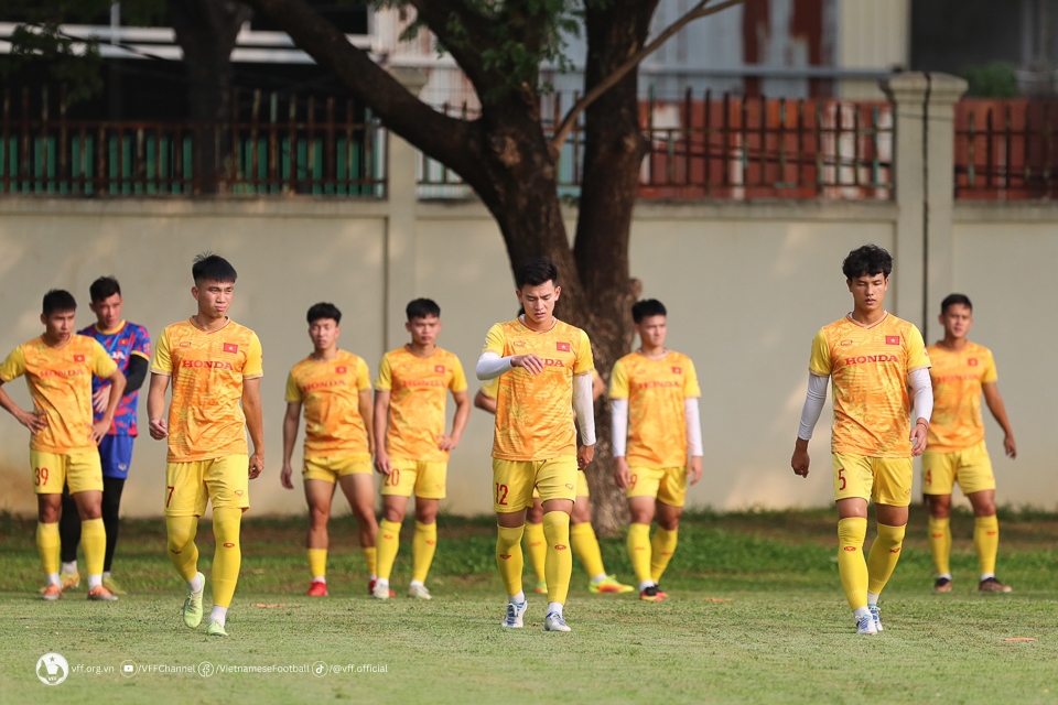 U22 Việt Nam tập buổi đầu tại Campuchia dưới cái nắng gần 40 độ 4