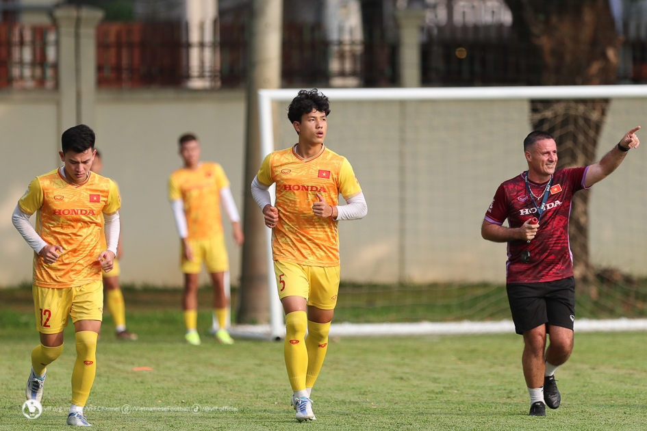 U22 Việt Nam tập buổi đầu tại Campuchia dưới cái nắng gần 40 độ 7