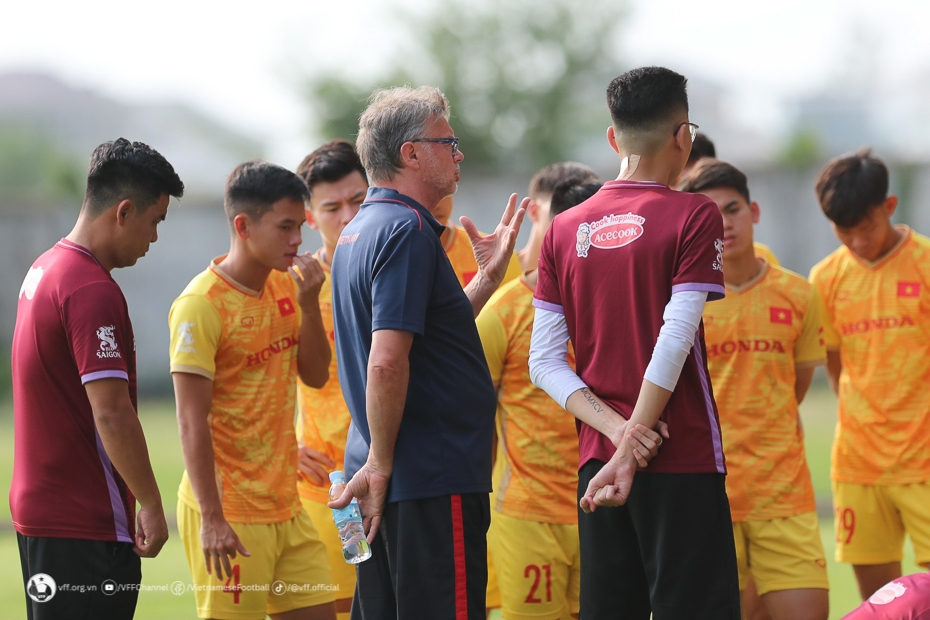 U22 Việt Nam tập buổi đầu tại Campuchia dưới cái nắng gần 40 độ 6