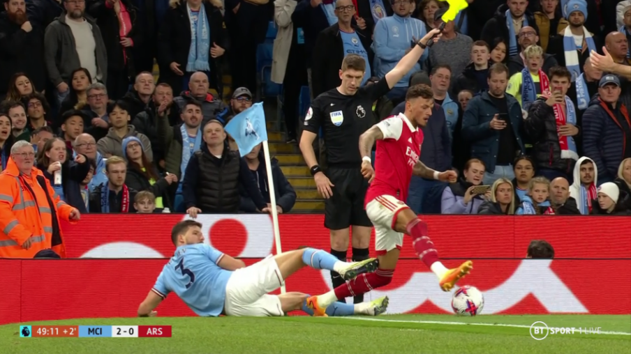 Tinh huong Dias dap vao chan Ben White