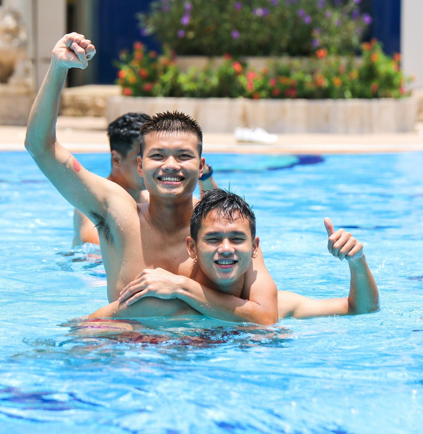 HLV Troussier đọ cơ bụng 6 múi với dàn sao U22 Việt Nam ở bể bơi 3