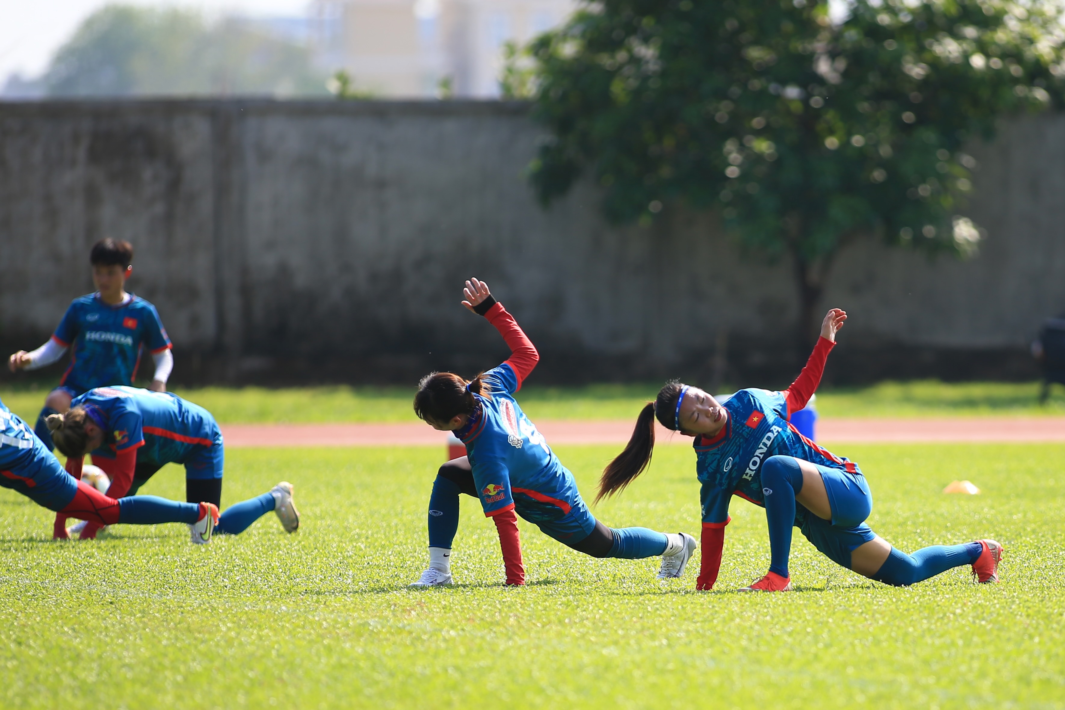 Tuyển nữ Việt Nam tiếp nước liên tục dưới thời tiết gần 40 độ 6