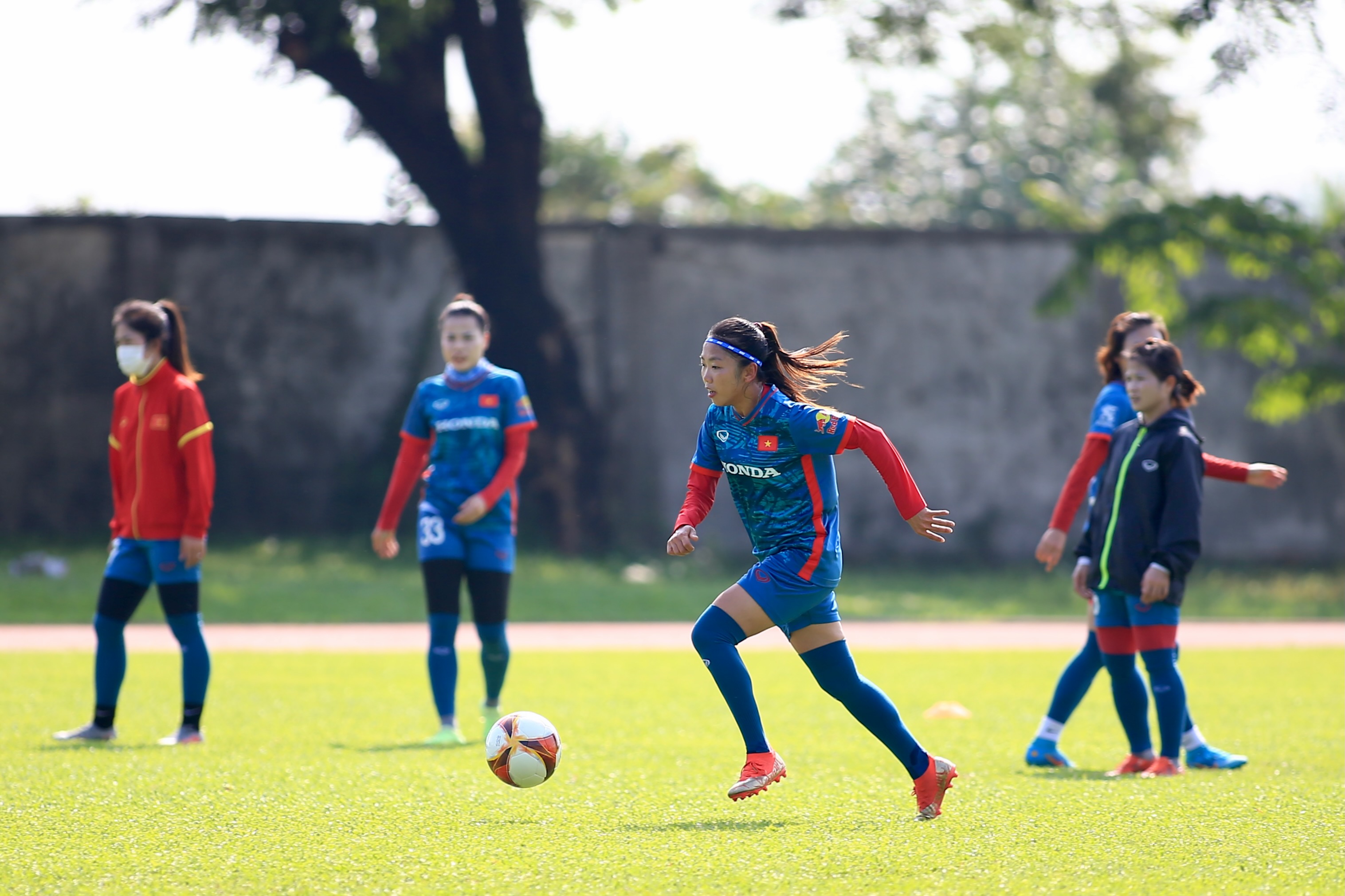 Tuyển nữ Việt Nam tiếp nước liên tục dưới thời tiết gần 40 độ 7