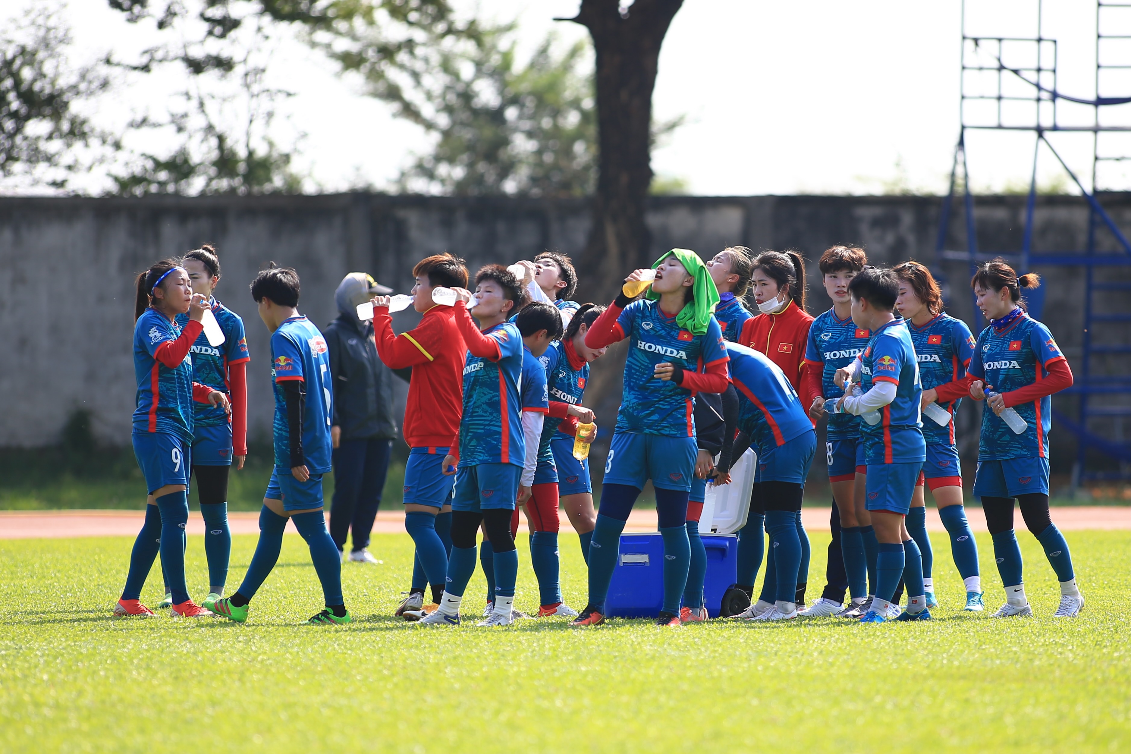 dT nu Viet Nam tap buoi dau tai Campuchia