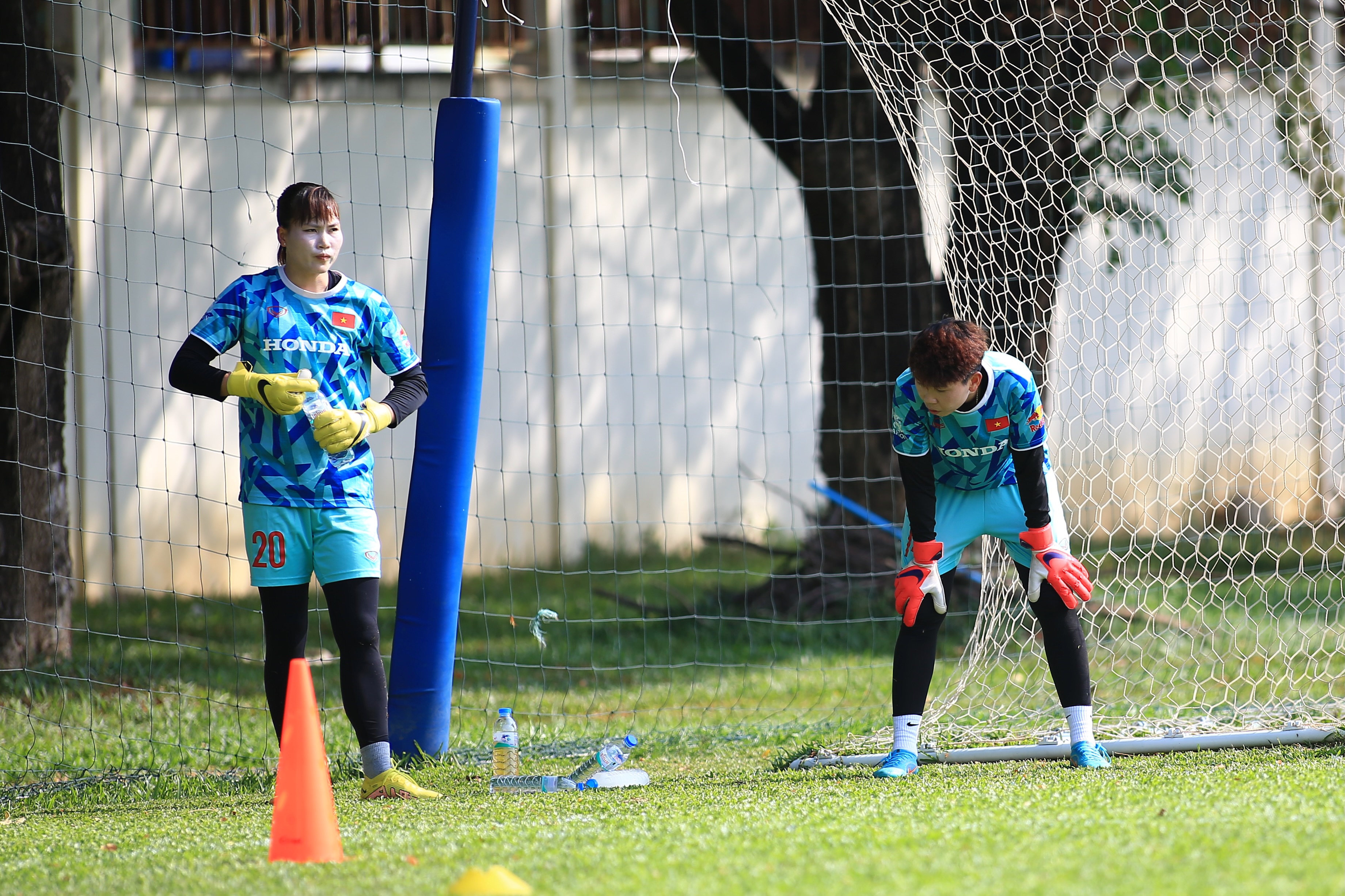 Tuyển nữ Việt Nam tiếp nước liên tục dưới thời tiết gần 40 độ 3