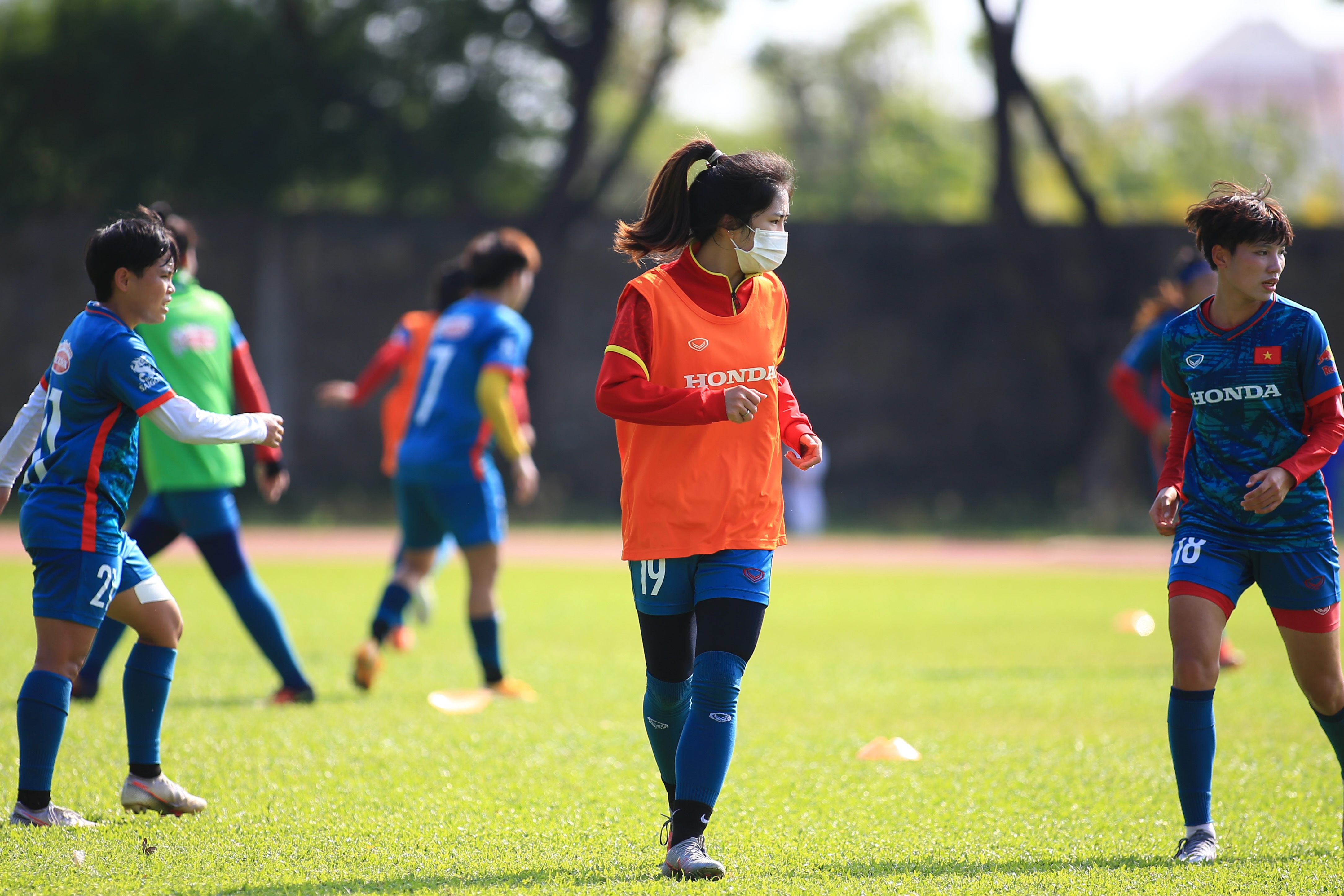 Tuyển nữ Việt Nam tiếp nước liên tục dưới thời tiết gần 40 độ 5