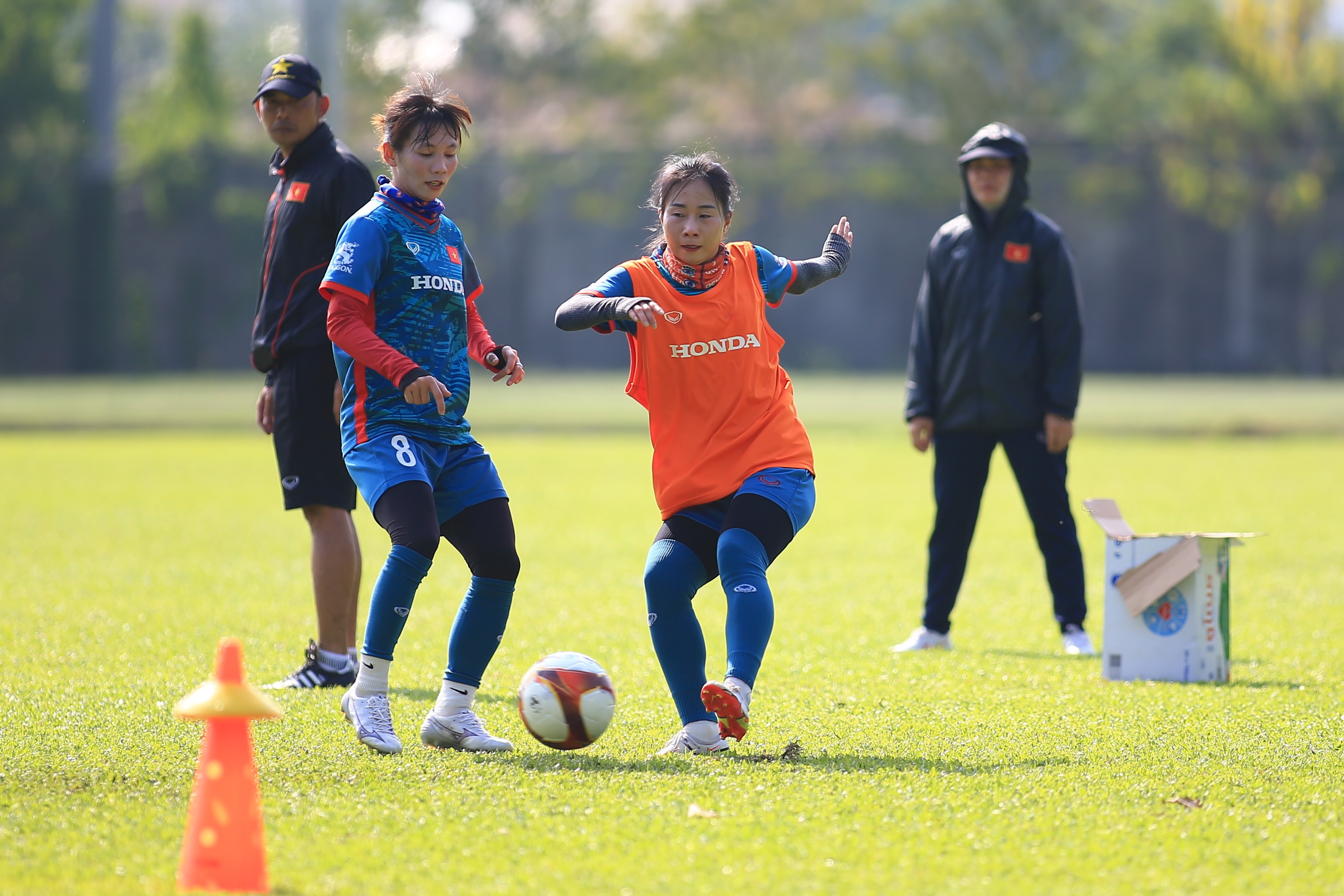 Tuyển nữ Việt Nam tiếp nước liên tục dưới thời tiết gần 40 độ 2