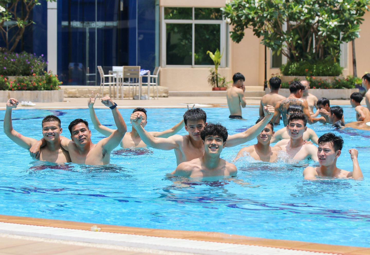 HLV Troussier đọ cơ bụng 6 múi với dàn sao U22 Việt Nam ở bể bơi 2